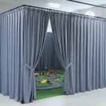 Gray modular curtain RCdrone course – “Indoor RC and drone course with gray modular curtain walls in a gym, creating safe lanes and flexible setup for clubs and meetups.